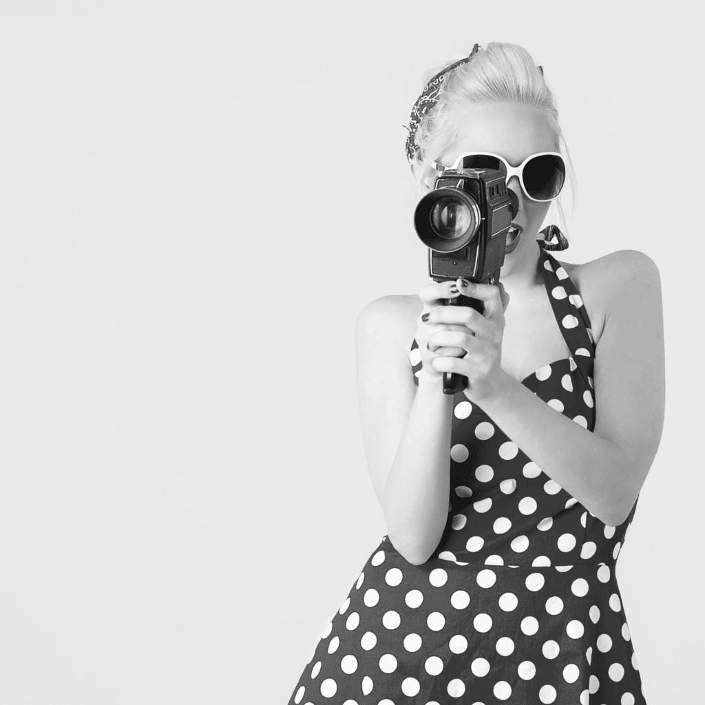 Pin-up regardant à travers une caméra rétro de l'Agence de communication 360° Polka Dot | Création de sites Web