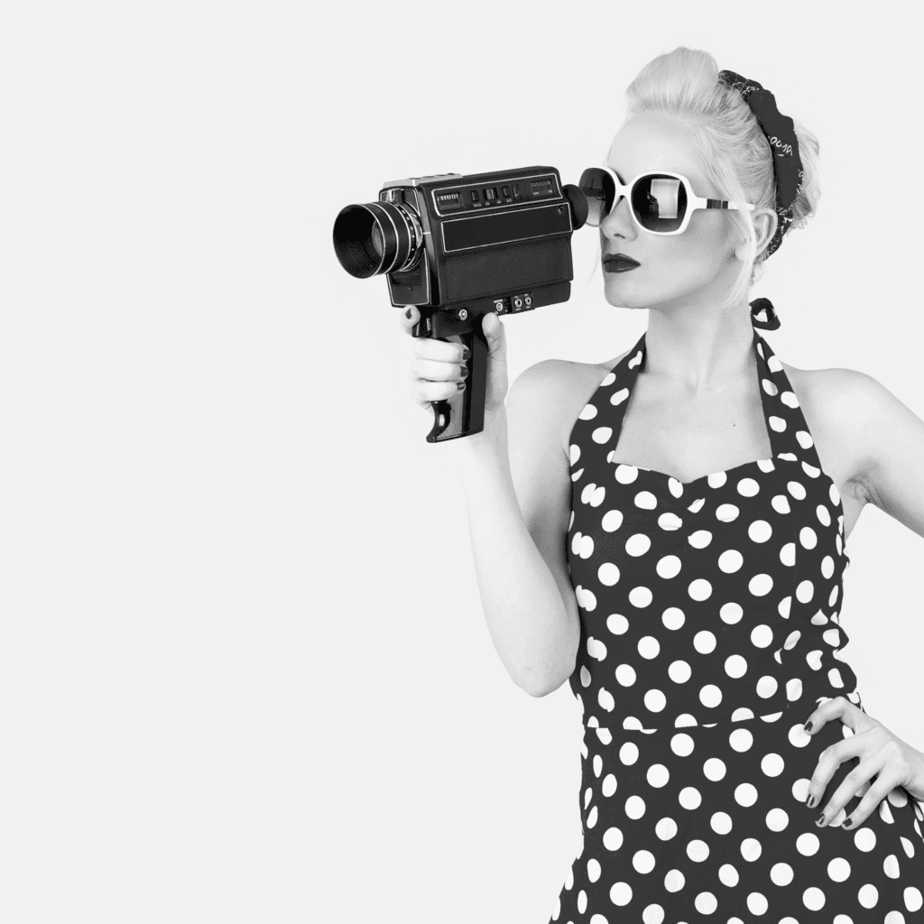 Pin-up regardant à travers une caméra de l'Agence de communication 360° Polka Dot | Création de sites Web