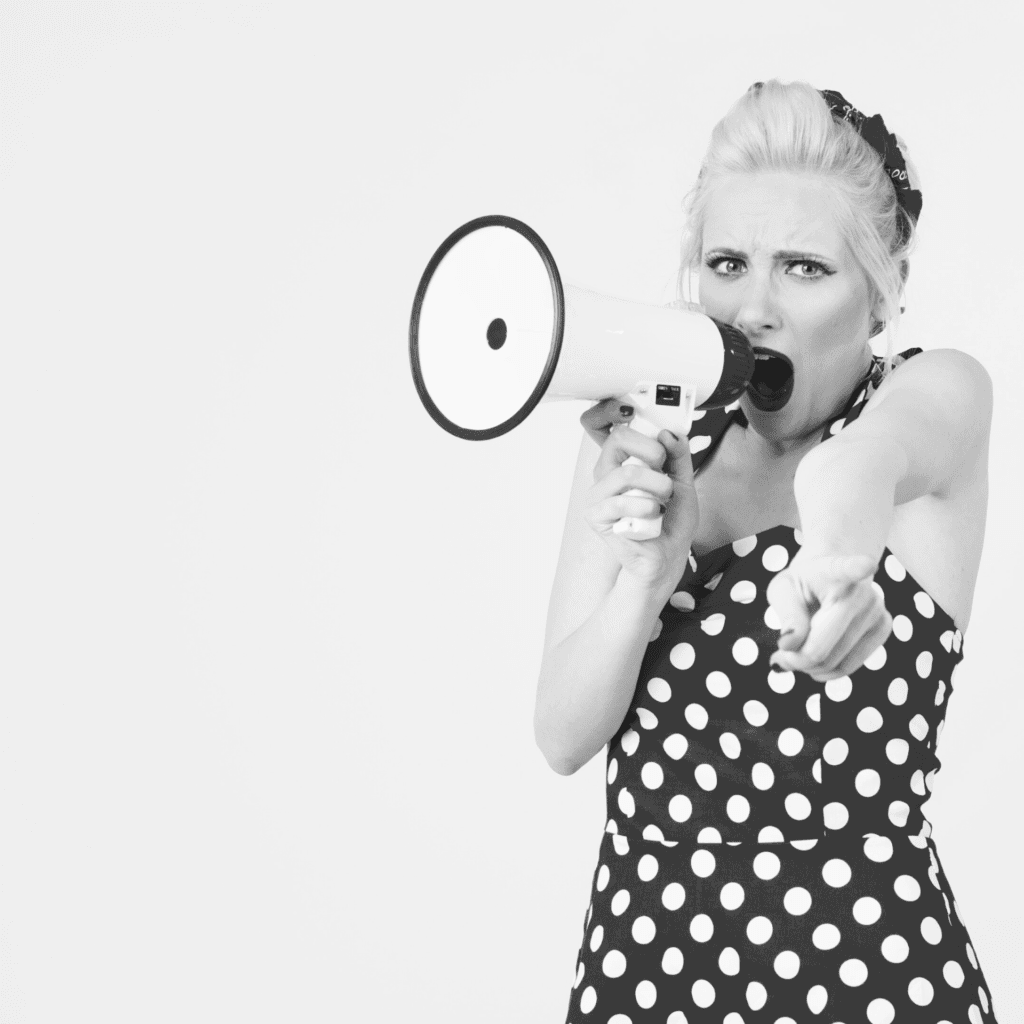 Pin-up parlant dans un mégaphone de l'Agence de communication 360° Polka Dot | Création de sites Web